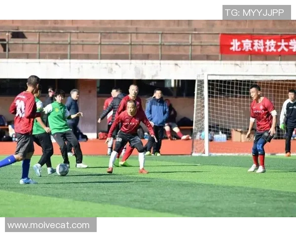 卡普卡带领高低级别足球激战全场技艺展现球场风采 卡普卡带领高低级别足球激战全场技艺展现球场风采