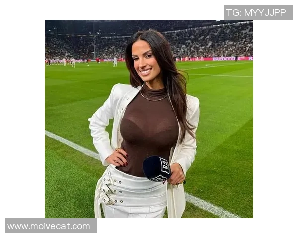 女性版足球明星身形塑造:运动美学与力量的完美结合 女性版足球明星身形塑造:运动美学与力量的完美结合