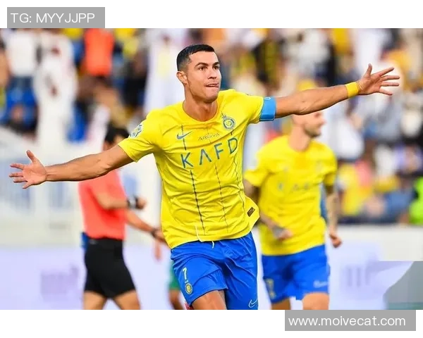 足球巨星谦逊无私展风采 球场外低调亲民人气爆棚