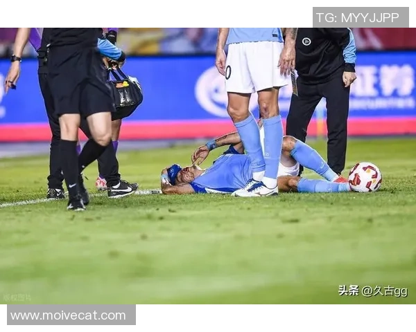 足球球星赛后怒喷裁判判罚不公引发球迷热议与媒体持续关注